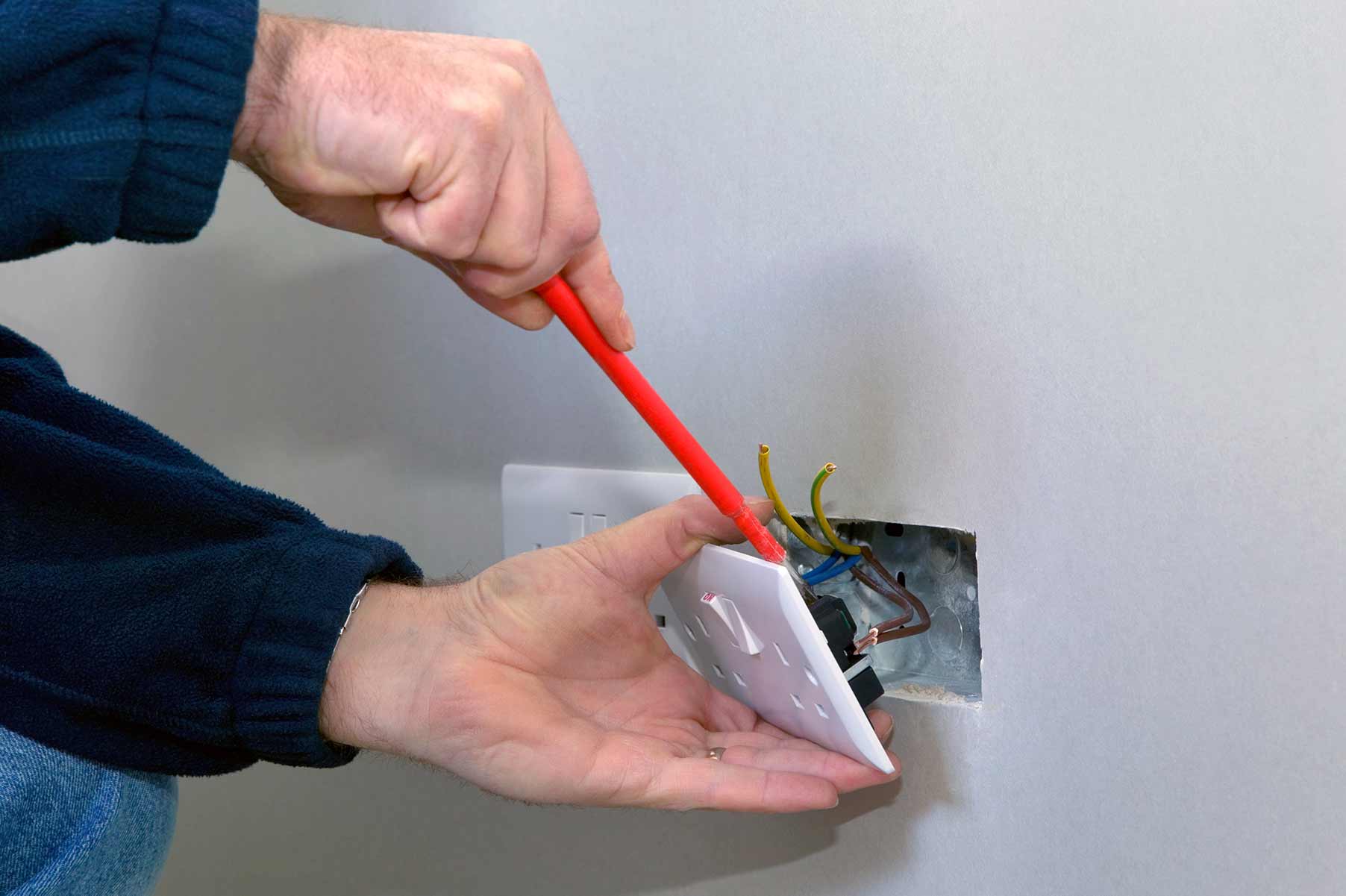 Our electricians can install plug sockets for domestic and commercial proeprties in Harlow and the local area. 
